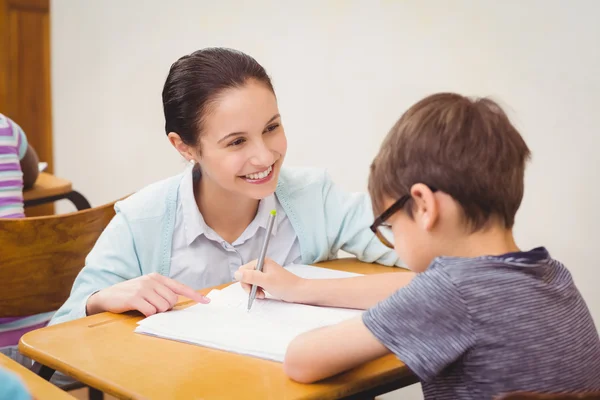 Leraar een kleine jongen helpen tijdens de les — Stockfoto