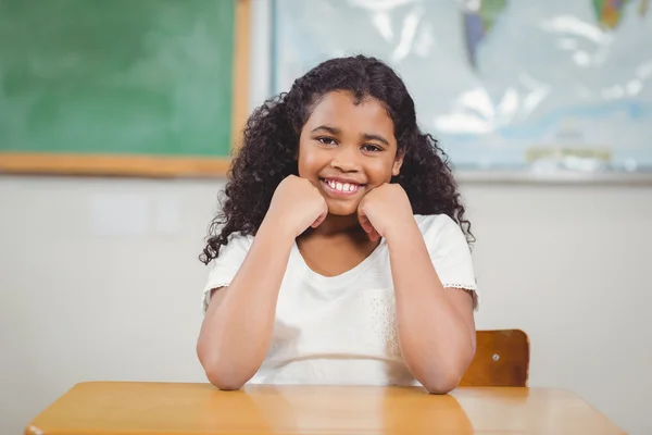 Aluno sorridente sentado em uma sala de aula — Fotografia de Stock