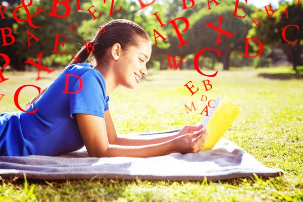 Mujer leyendo en el parque —  Fotos de Stock