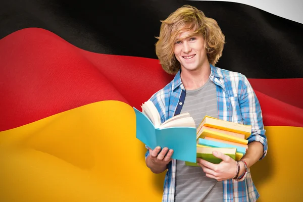 Student reading book — Stock Photo, Image