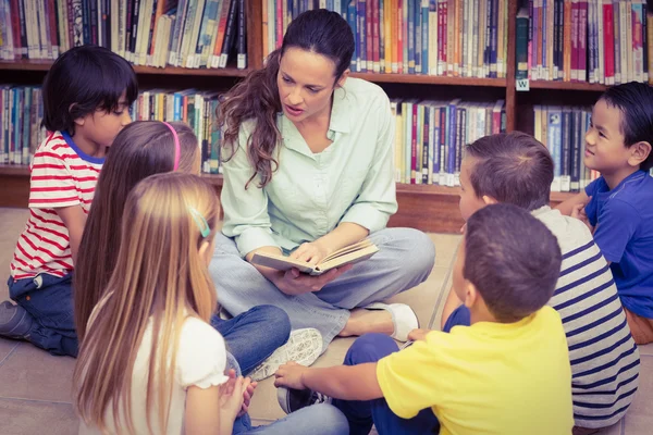 Teacher reading her pupils a story — Stock Photo, Image