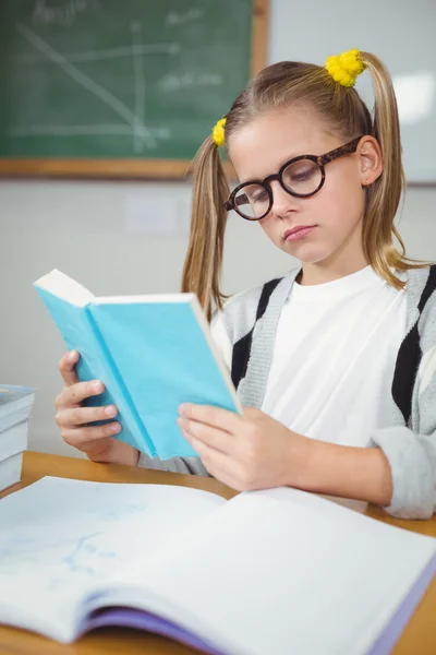 Alunno lettura libro alla sua scrivania — Foto Stock