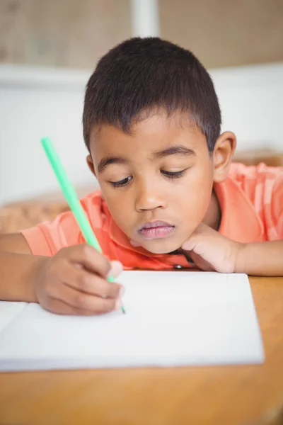 Drukke student werkt aan het werk in klas — Stockfoto