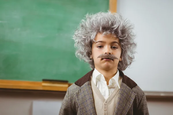 Aluno bonito vestido como Einstein em uma sala de aula — Fotografia de Stock