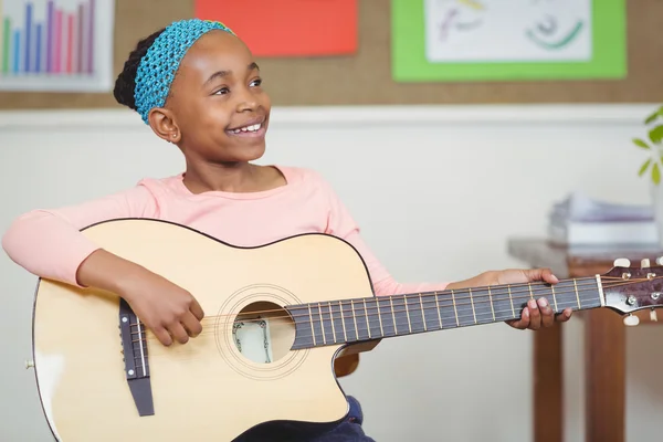 Aluno tocando guitarra em uma sala de aula — Fotografia de Stock