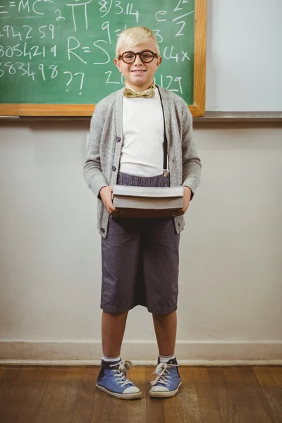 Étudiant souriant déguisé en professeur tenant des livres — Photo