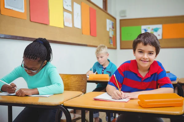 Lycklig student tittar på kameran — Stockfoto