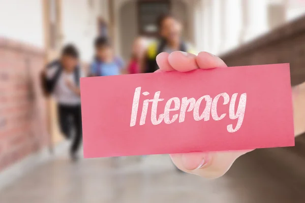 पुस्तकालय में छात्रों की मदद करने वाले शिक्षक के खिलाफ साक्षरता — स्टॉक फ़ोटो, इमेज