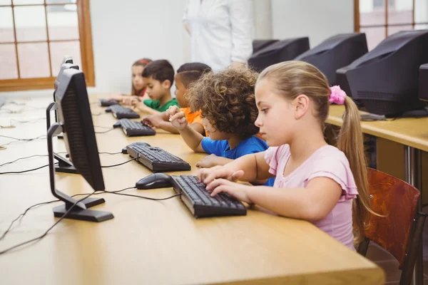 Estudantes usando computadores na sala de aula — Fotografia de Stock