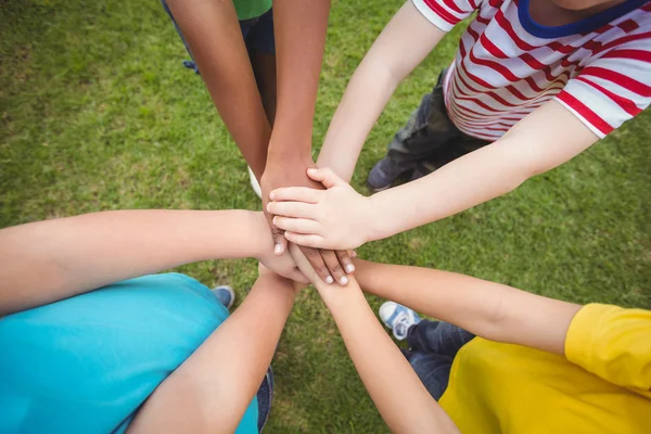 Diversi compagni di classe mettere le mani insieme — Foto Stock