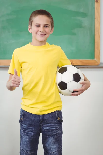 Sorrindo aluno segurando futebol — Fotografia de Stock