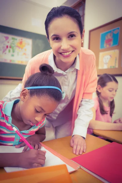 Allievo e insegnante alla scrivania in classe — Foto Stock