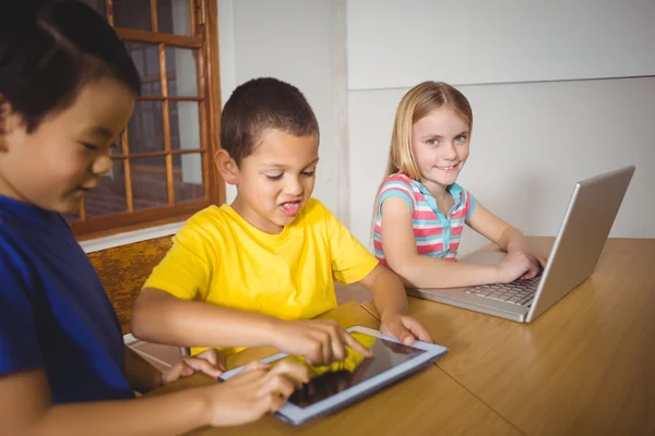 Ładny uczniów w klasie za pomocą laptopa i tabletki — Zdjęcie stockowe