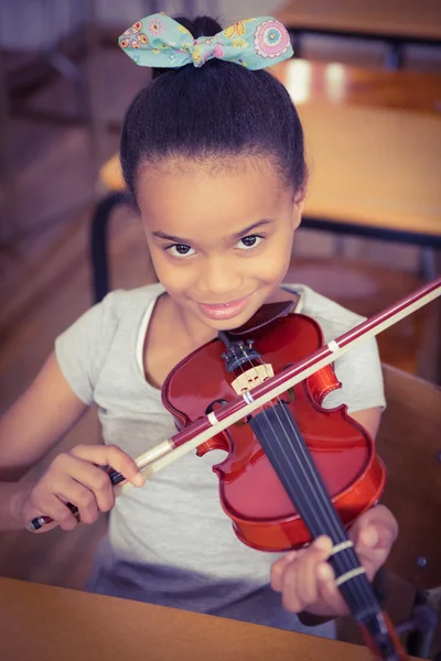 Estudiante usando un violín en clase —  Fotos de Stock