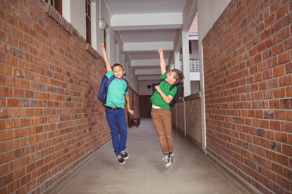 Estudantes correndo e pulando pelo corredor — Fotografia de Stock