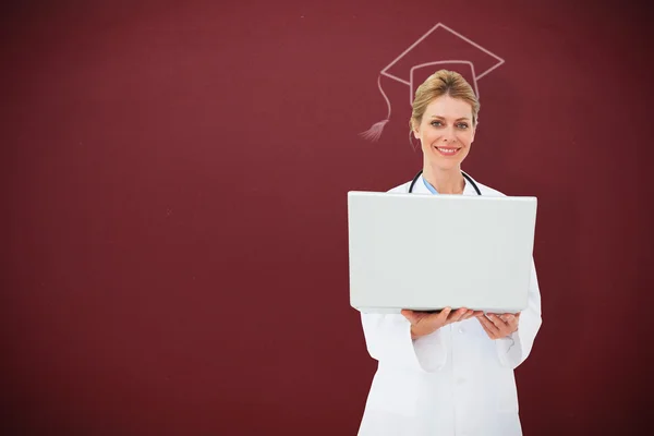 Blonde Ärztin mit Laptop — Stockfoto