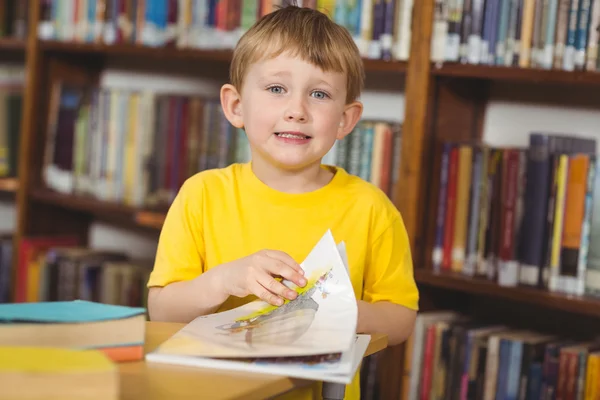 Leerling lezing boek in de bibliotheek — Stockfoto