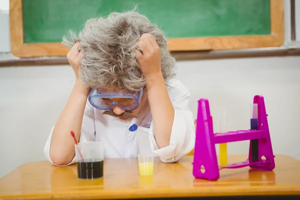 Estudante vestido de einstein usando um conjunto de química — Fotografia de Stock