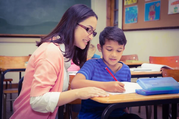 Felice insegnante aiutare i suoi studenti — Foto Stock