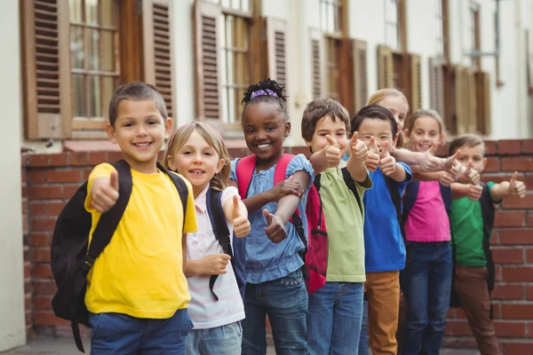 Niedliche Schüler mit Schulranzen draußen — Stockfoto