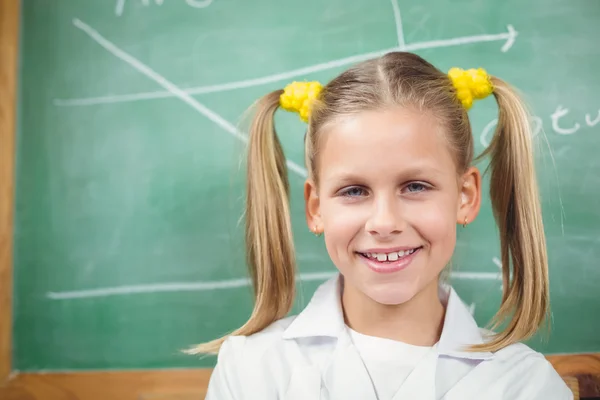 Linda pupila con bata de laboratorio — Foto de Stock