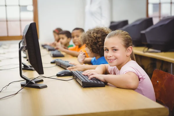 Студенты, использующие компьютеры в классе — стоковое фото