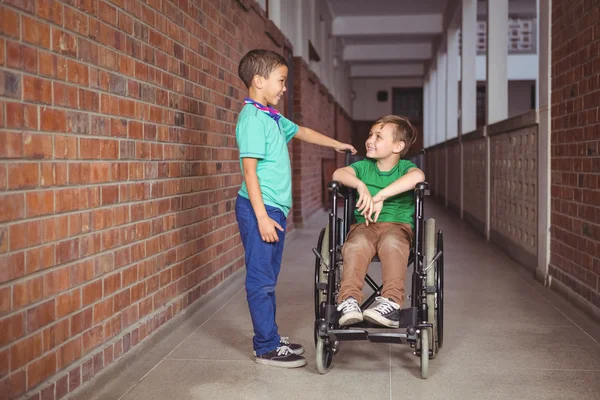 Étudiant souriant dans un fauteuil roulant et ami à côté de lui — Photo