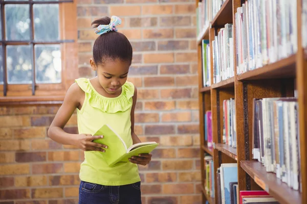 Studerande läser en bok i ett bibliotek — Stockfoto