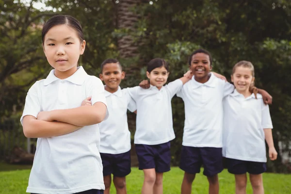 一緒に立っている学生のグループ — ストック写真