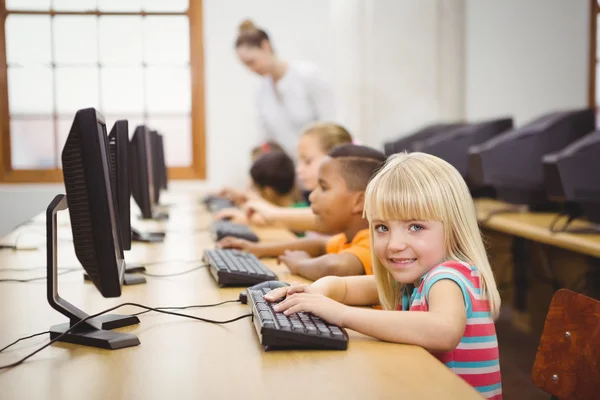 Students using computers in classroom — Stock Photo, Image