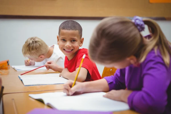 Les étudiants souriant et regardant la caméra — Photo