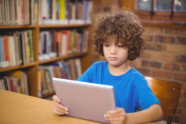 Alumno lindo usando tableta en la biblioteca — Foto de Stock