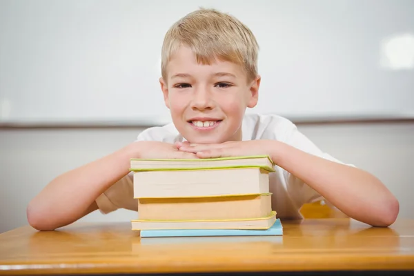 Student rusten thie hoofd op sommige boeken — Stockfoto