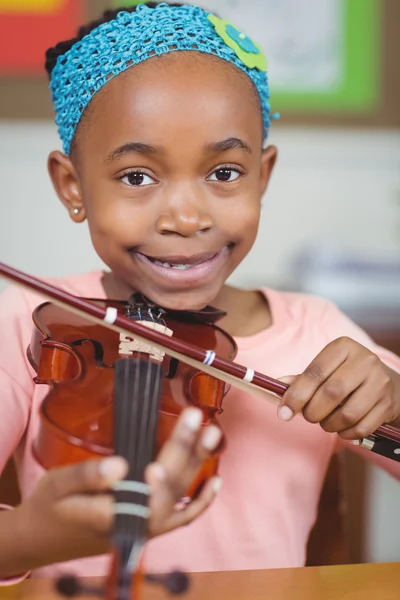 Lächelnder Schüler spielt Geige im Klassenzimmer — Stockfoto