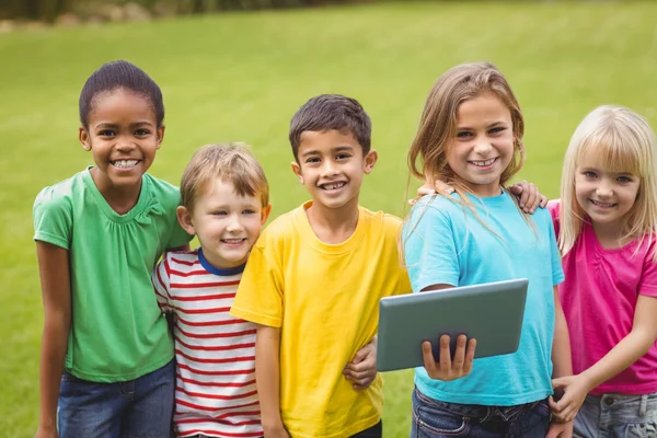 Teman sekelas tersenyum memegang tablet — Stok Foto