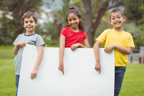 Schattig leerlingen tonen grote poster — Stockfoto