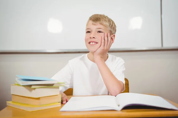 Étudiant à leur bureau scolaire — Photo