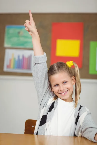 Netter Schüler hebt die Hand im Klassenzimmer — Stockfoto