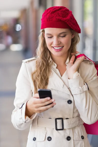 Mujer sonriente usando su teléfono — Foto de Stock