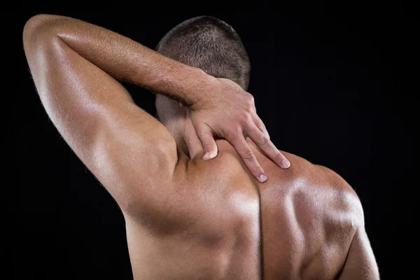 Homem sem camisa com dor no pescoço — Fotografia de Stock