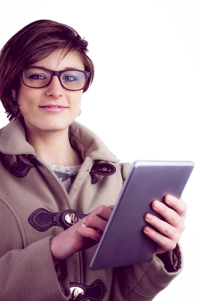 Mujer atractiva usando tableta pc — Foto de Stock