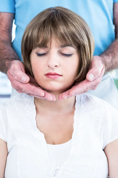 Kvinna får reiki från manlig terapeut — Stockfoto