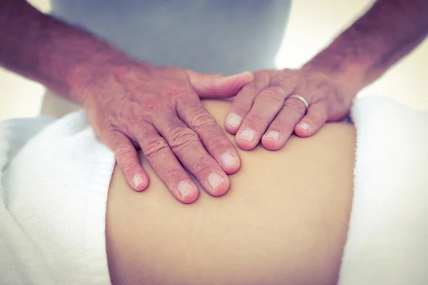 Massagista tocando barriga mulher grávida — Fotografia de Stock