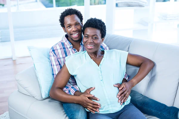 Casal relaxante no sofá em casa — Fotografia de Stock