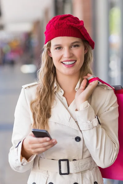 Mujer sonriente usando su teléfono — Foto de Stock