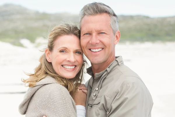 Sorrindo casal segurando um ao outro — Fotografia de Stock