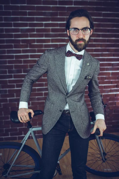 Uomo intelligente con bicicletta — Foto Stock