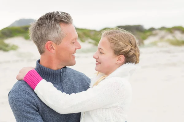 Padre e figlia che si abbracciano — Foto Stock