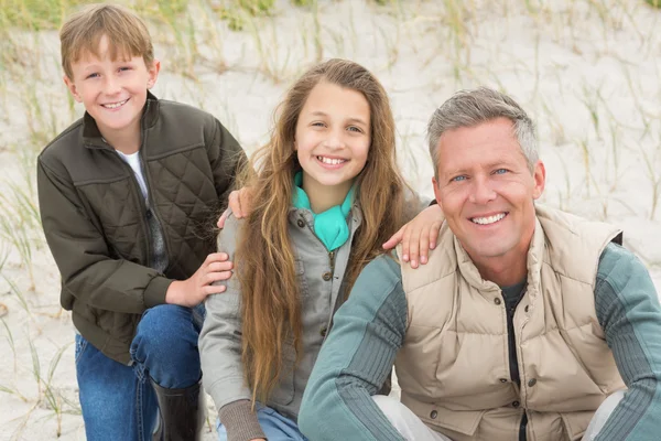 Padre e figli che si godono la giornata — Foto Stock