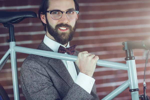 Sonriente hipster llevando bicicleta —  Fotos de Stock